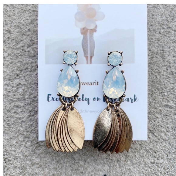 Crystal TearDrop Earrings NWT - Picture 3 of 12